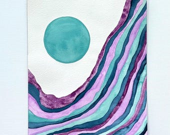 Könnte beinhalten: Abstrakte Aquarellmalerei mit einem türkisfarbenen Kreis und geschichteten, geschwungenen Bändern in Lila, Türkis und Blau. Das Kunstwerk ist vor einem weißen Hintergrund platziert, der das abstrakte Design hervorhebt. Das Gemälde suggeriert ein Gefühl von Ruhe und natürlichen Formen.