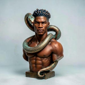 Puede incluir: Busto de color bronce de una persona con una serpiente enrollada alrededor de los hombros. La serpiente tiene un acabado verde y dorado. La persona tiene piel oscura, cabello corto y oscuro y una expresión seria. El busto está montado sobre una base rectangular.