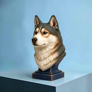 Könnte beinhalten: Eine detaillierte Büstenskulptur eines Siberian Husky-Kopfes. Der Hund hat ein schwarz-graues Fell mit weißen Abzeichen an Gesicht und Brust, braune Augen und spitze Ohren. Die Skulptur ist auf einem massiven, dunkelblauen quadratischen Sockel montiert.