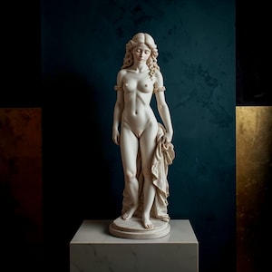 Puede incluir: Estatua clásica de mármol blanco de una mujer desnuda, de pie sobre una base redonda encima de un pedestal cuadrado. La mujer sostiene una tela drapeada, con la cabeza inclinada hacia abajo y los ojos cerrados. El fondo es verde azulado oscuro.