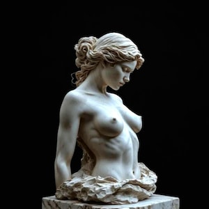 Puede incluir: Busto clásico de mármol de una mujer con cabello suelto, mirando hacia abajo. La escultura está sobre un fondo negro, resaltando los detalles de la piedra tallada. El busto está montado sobre una base de mármol.
