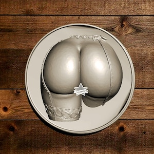 Puede incluir: Imagen en escala de grises de un plato redondo con una representación estilizada de un trasero. La imagen incluye detalles de lencería y un gráfico en forma de estrella con la palabra "shopping". El plato está sobre un fondo de madera.