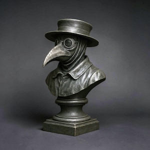 Puede incluir: Busto detallado de un médico de la peste, con una larga máscara en forma de pico, gafas redondas y un sombrero de ala ancha. La escultura tiene un acabado metálico oscuro, montada sobre una base de pedestal. El busto muestra el abrigo y el cuello del médico.