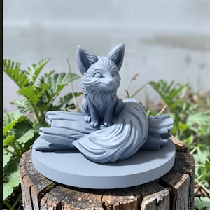 Peut inclure: Figurine de renard gris clair assis sur une bûche, sur une base ronde. Le renard a une queue touffue et est détaillé avec une texture de fourrure. Il s'agit probablement d'un objet décoratif ou de collection.