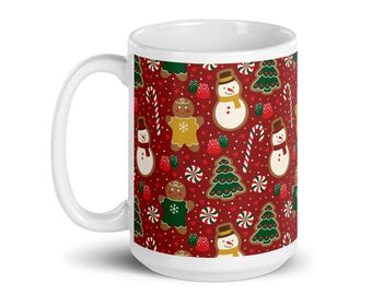 Kerstmok peperkoek, leuke vakantiekoffiekop met sneeuwmannen en koekjes, feestelijke rode wintermok, kopje warme cacao, kerstcadeau