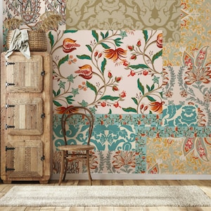 Op de afbeelding: Een vintage houten kast met twee deuren en twee planken, een stoel en een muur bedekt met een patchwork van behang met bloemenpatronen in tinten blauw, groen, rood en wit.