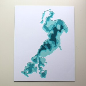 Puede incluir: Un recorte de papel de las islas japonesas en tonos azules y turquesa.