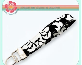 Elegant damast sleutelhanger-polsbandje | Zwart-witte katoenen sleutelhanger | Handgemaakt stoffen sleutelkoord | Moderne polsband voor sleutels