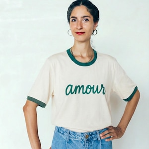 Camiseta de lactancia bicolor con diseño de amor, manga corta y cierre de cremallera.