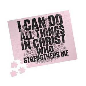 Puede incluir: Un rompecabezas cuadrado con fondo rosa claro que presenta el texto negro I CAN DO ALL THINGS IN CHRIST WHO STRENGTHENS ME. El diseño incluye ilustraciones de líneas negras de plantas de cardo y flores entrelazadas con las letras.