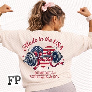 Camiseta de entrenamiento americana para gimnasio PNG Frases de gimnasio Mancuernas pesas fitness ejercicio regalo png Regalo para mamá Amante del gimnasio retro usa fit patriótico coqueto