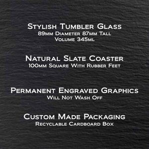 Puede incluir: Un posavasos de pizarra negra con el texto "NATURAL SLATE COASTER 100MM SQUARE WITH RUBBER FEET" y un vaso blanco con el texto "STYLISH TUMBLER GLASS 89MM DIAMETER 87MM TALL VOLUME 345ML" y el texto "PERMANENT ENGRAVED GRAPHICS WILL NOT WASH OFF" y el texto "CUSTOM MADE PACKAGING RECYCLABLE CARDBOARD BOX".