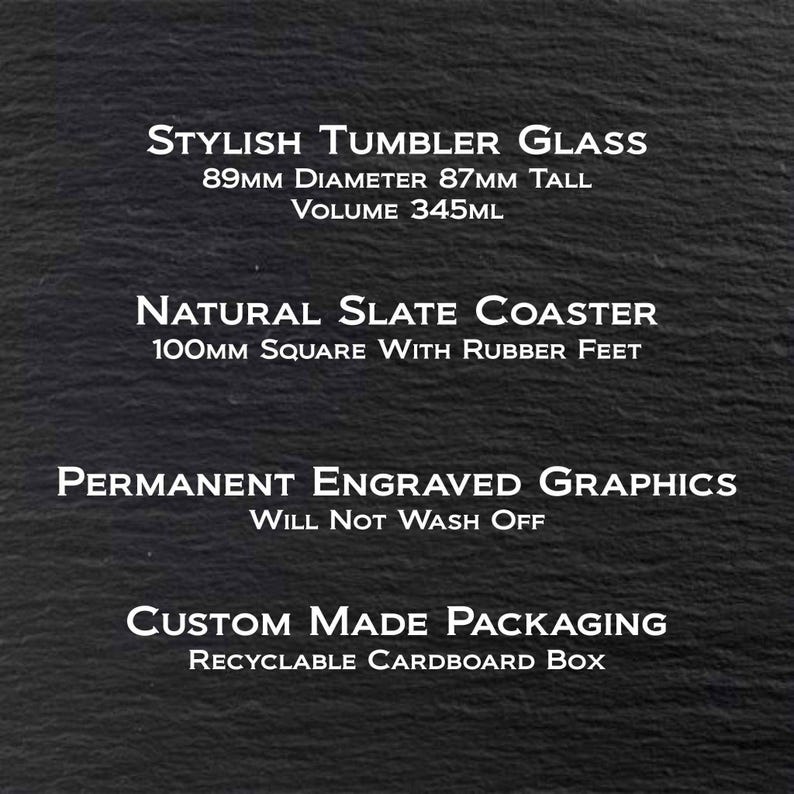 Puede incluir: Un posavasos de pizarra negra con el texto "NATURAL SLATE COASTER 100MM SQUARE WITH RUBBER FEET" y un vaso blanco con el texto "STYLISH TUMBLER GLASS 89MM DIAMETER 87MM TALL VOLUME 345ML" y el texto "PERMANENT ENGRAVED GRAPHICS WILL NOT WASH OFF" y el texto "CUSTOM MADE PACKAGING RECYCLABLE CARDBOARD BOX".