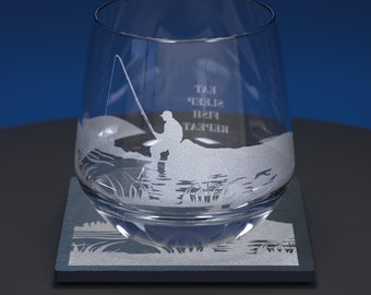 Juego de vaso de vidrio grabado con diseño de pescador y posavasos de pizarra. Pescador en la orilla del río con caña de pescar, vidrio grabado y posavasos de piedra natural.