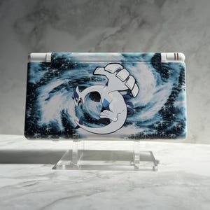 Nintendo DS Lite personalizado com Lugia: tela sensível ao toque e bateria aprimoradas.