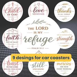 Op de afbeelding: Negen auto-onderzetterontwerpen met inspirerende citaten in verschillende lettertypen en kleuren. De citaten zijn onder meer "Child of God", "Love Never Fails" en "Give Thanks". De onderzetters zijn rond en voorzien van bloemaccenten.