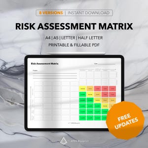 Peut inclure: Une tablette numérique affichant un modèle de matrice d'évaluation des risques imprimable. Le modèle est divisé en une grille avec des carrés colorés et comprend des sections pour le projet, la date, la probabilité et l'impact. Le texte "MISE À JOUR GRATUITE" est affiché dans un cercle orange vif.