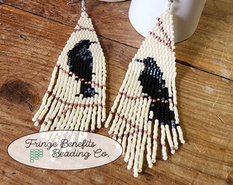 Oiseaux ! Boucles d'oreilles asymétriques en perles corbeau par Fringe Benefits Beading Co.