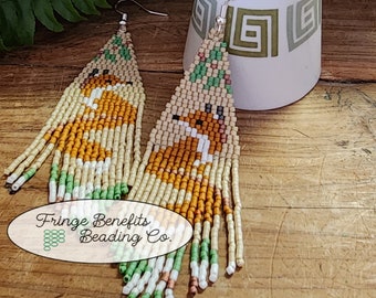 Boucles d'oreilles franges stylisées en perles de renard par Fringe Benefits Beading Co.