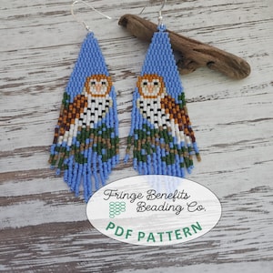 Puede incluir: Un par de pendientes de cuentas hechos a mano con un fondo azul y un diseño de búho. Los búhos son marrones, blancos y negros, con follaje verde y marrón. Los pendientes tienen flecos en la parte inferior y ganchos plateados. El texto "Fringe Benefits Beading Co. PDF PATTERN" es visible.