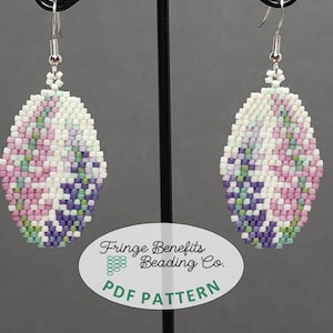 Może przedstawiać: Para kolczyków z koralików w spiralnym wzorze z białych, różowych, fioletowych i zielonych koralików. Kolczyki wiszą na srebrnych haczykach. Obraz zawiera tekst "Fringe Benefits Beading Co. PDF PATTERN".