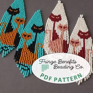 Könnte beinhalten: Perlenohrringe mit Katzenmotiven. Zwei Paar Ohrringe zeigen eine Katzen-Silhouette in orangefarbenen, schwarzen und türkisfarbenen Perlen. Die anderen beiden Paare haben ein Katzendesign in weißen, burgunderroten und pfirsichfarbenen Perlen. Der Text "Fringe Benefits Beading Co. PDF PATTERN" ist zu sehen.