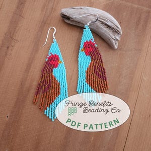 以下が含まれることがあります： 手作りのビーズイヤリング、雄鶏のデザイン。イヤリングは、赤と茶色の雄鶏が付いたターコイズの背景が特徴です。イヤリングは三角形で、シルバーのフックが付いています。「Fringe Benefits Beading Co. PDF Pattern」というテキストが下にあります。