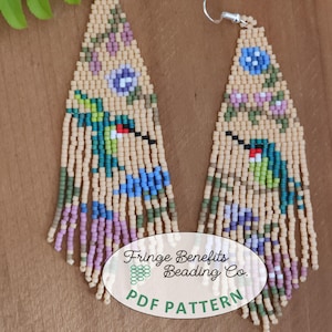 Peut inclure: Une paire de longues boucles d'oreilles en perles avec un design en frange. Les boucles d'oreilles sont faites de perles beige, vertes, bleues et violettes. Les boucles d'oreilles ont la forme d'un triangle avec un motif floral en haut. Les boucles d'oreilles sont suspendues à des crochets argentés. L'image comprend également le texte "Fringe Benefits Beading Co. PDF PATTERN".