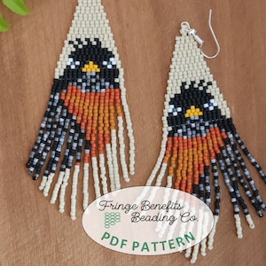 Könnte beinhalten: Ein Paar Perlenohrringe mit einem geometrischen Design in Schwarz, Orange und Weiß. Die Ohrringe sind aus Perlen gefertigt und haben unten eine Fransen. Die Ohrringe hängen an silbernen Ohrhaken. Das Bild enthält auch ein Logo für "Fringe Benefits Beading Co. PDF Pattern".