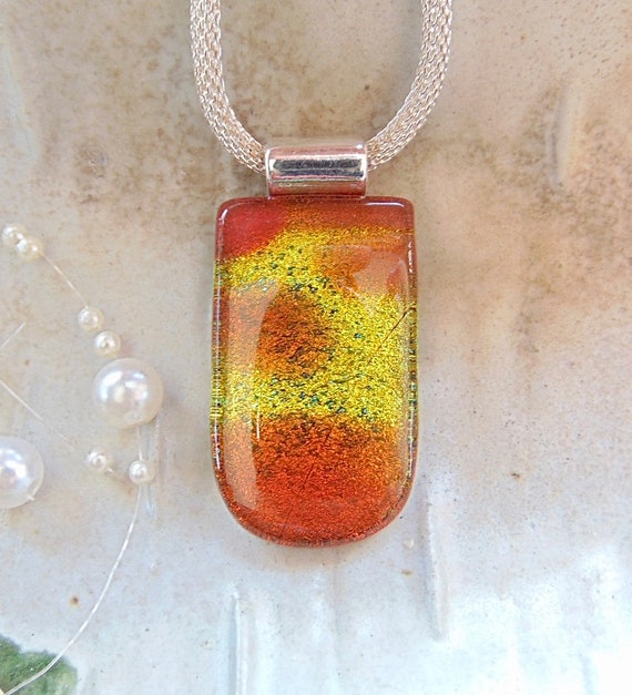 Collier Pendentif En Verre Rouge Avec Breloque Dorée - Occasion Parfait état