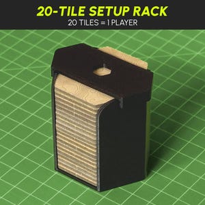 Può includere: Un supporto nero per 20 tessere contenente una pila di tessere chiare con un motivo a mappa topografica. Il supporto presenta un'apertura esagonale sulla parte superiore e un design a fessura verticale. Il testo indica 20-TILE SETUP RACK e 20 TILES = 1 PLAYER.
