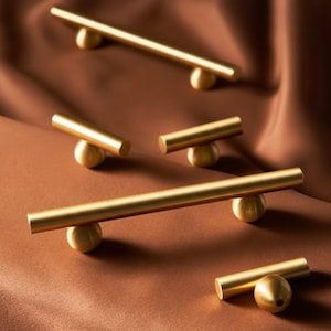 Tirador de latón cepillado para armarios / Tirador moderno para cajones con base de bola redonda / Tirador minimalista de latón macizo para armarios de cocina y cómodas