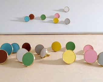 Kleurrijke leren kastknop - massief messing accent - boho kinderkamerinrichting