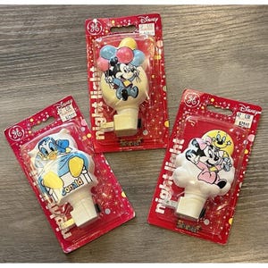 以下が含まれることがあります： オリジナルのパッケージに入った3つのディズニーナイトライト。1つは風船を持ったミッキーマウス、もう1つはドナルドダック、3つ目はミニーマウスです。各ナイトライトは、ディズニーのロゴが入った赤いカードにあります。