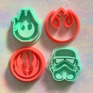 Puede incluir: Un letrero de madera rústica con el texto "Welcome to our home" en letras blancas. El letrero presenta un acabado envejecido y un diseño simple y acogedor, ideal para la decoración de la entrada.