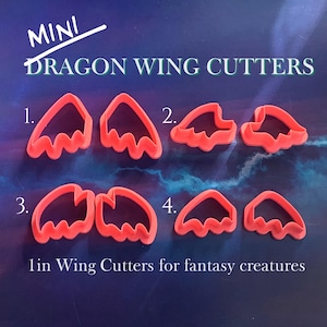 Puede incluir: Un conjunto de cuatro cortadores de alas de dragón de color coral. Los cortadores están numerados del 1 al 4 y están diseñados para criaturas de fantasía. El texto "MINI" y "DRAGON WING CUTTERS" se muestran en blanco y verde.