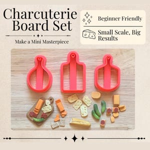 Peut inclure: Trois emporte-pièces en plastique rose vif en forme de planche à charcuterie, ronds, rectangulaires et en forme de palette. En dessous se trouvent des aliments miniatures, dont du fromage, des cornichons, des crackers et du salami.