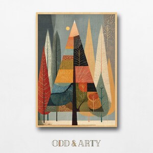 Può includere: Una stampa artistica rettangolare verticale che raffigura una scena boschiva stilizzata con un grande albero triangolare centrale composto da segmenti geometrici nei toni dell'arancione, giallo, blu e nero. Gli alberi circostanti sono in toni tenui.