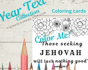 以下が含まれることがあります： 花柄のデザインと「Color Me! "Those seeking JEHOVAH will lack nothing good" Psalm 34:1」というテキストが書かれた塗り絵カード。