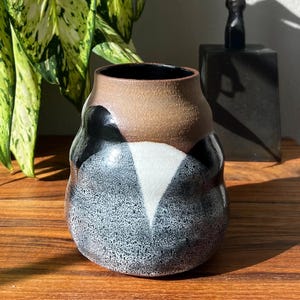 Handmade Pottery Vase, Black and White Modern Home Decor, Wheel-thrown Ceramic Vase, Curvy Raw Clay Vase, Modern Decorative Ceramic Decor