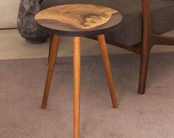 Couchtisch aus Nussbaumholz: Ovaler moderner kleiner Couchtisch