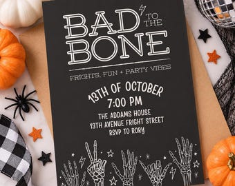 Puede incluir: Una tarjeta de invitación rectangular negra con texto blanco que dice BAD TO THE BONE, FRIGHTS, FUN + PARTY VIBES, 13TH OF OCTOBER, 7:00 PM, THE ADDAMS HOUSE, 13TH AVENUE FRIGHT STREET, RSVP TO RORY, con ilustraciones blancas de manos esqueléticas.