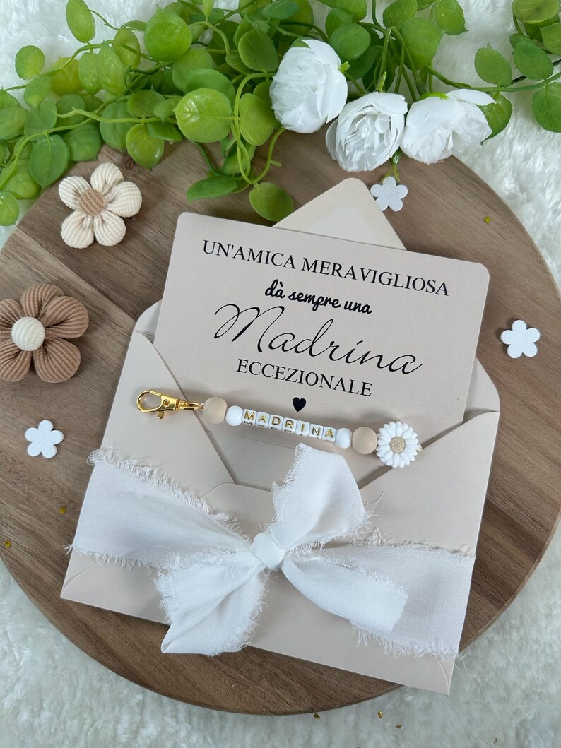 Set Regalo Per Madrina Xuniea - 3 Pezzi: Trousse Portatrucco, Portachiavi Cuore E Penna In Metallo Con Iscrizione, Viola/Fiori - 4