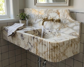 Lavabo de mármol Calacatta Gold estriado para montaje en pared con protector contra salpicaduras y detalles tallados a mano, hecho a pedido directamente de