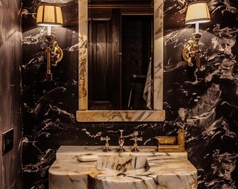Può includere: Un lavabo da bagno in marmo bianco con un rubinetto dorato e un dispenser di sapone dorato. Il lavabo si trova in un bagno con pareti in marmo nero e uno specchio dorato.