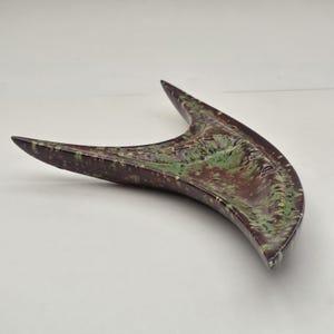 Vintage MCM Atomic Boomerang Ashtray Signed AM – Green Brown Glazed Pottery – Mid Century Modern