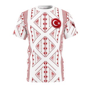 Maglietta turca con motivo anatolico, grafica con Turchia, mezzaluna e stella, regalo etnico turco per appassionati di calcio, maglietta unisex tagliata e cucita (AOP)