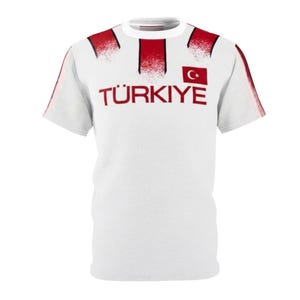 Türkiye Flag Graphic Tee Türkiye T-Shirt Modern Turkey Map Design with Red Artistic Brushstrokes, Turkish Flag Sleeve Detail, Türkiye