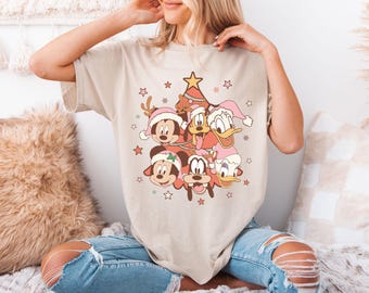 Camiseta navideña de Disney, árbol de Mickey y sus amigos, vacaciones familiares a juego, viaje a Disneyland 2025, camiseta de fiesta muy alegre, camiseta de Magic Kingdom