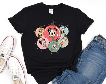 Camiseta navideña de Disney, adornos de Mickey y sus amigos, vacaciones familiares a juego, viaje a Disneyland 2025, camiseta de fiesta muy alegre, camiseta para grupo